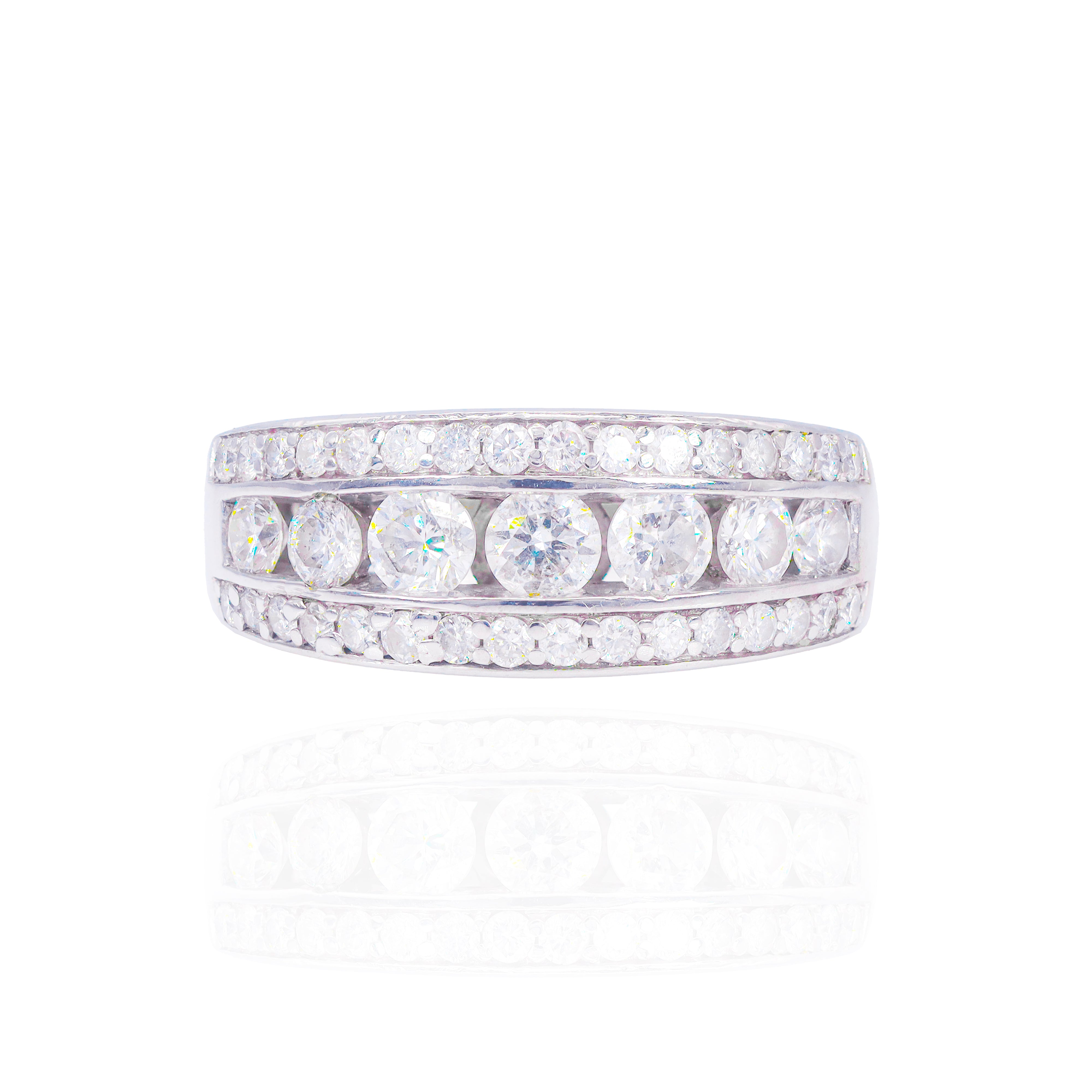 3 Row Center Gradual Diamond Band